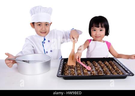 Asiatische chinesische Kid backen Kekse in isolierten weißen Hintergrund Stockfoto