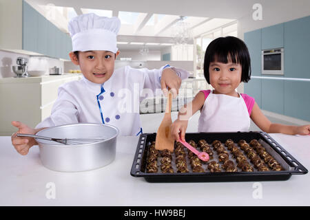 Asiatisch Chinesisch Kid Backen Cookies Hintergrund Küche Stockfoto