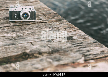 35mm Vintage alte Retro kleinformatigen Messsucherkamera auf alte Holzbretter Tischfläche. Stockfoto
