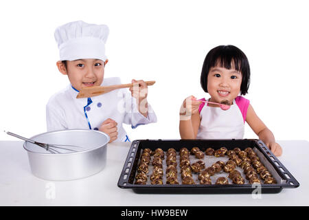 Asiatische chinesische Kid backen Kekse in isolierten weißen Hintergrund Stockfoto