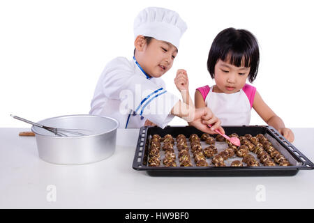 Asiatische chinesische Kid backen Kekse in isolierten weißen Hintergrund Stockfoto