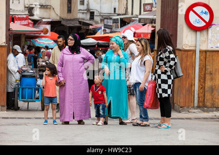 Fes, Marokko.  Marokkanische Frauen in traditionellen und modernen Kleidungsstil. Stockfoto