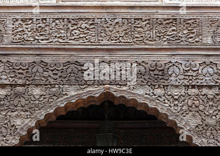 Fes, Marokko.  Geschnitzte Holz-Dekoration in der Attarine Medersa, Fes El-Bali. Stockfoto