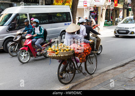 HANOI, VIETNAM - 2. März 2017: Unbekannte Leute auf der Straße von Hanoi, Vietnam. Im Hanoi haben Motorräder Fahrräder als die wichtigste Form der überholt. Stockfoto
