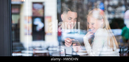 Schöne junge Paar Blick auf Telefon Stockfoto