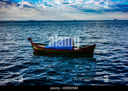 Kleines Boot schwimmend im Mittelmeer. Stockfoto