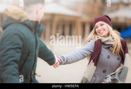 Porträt einer schönen Frau, die ihre Freunde Hand haltend Stockfoto