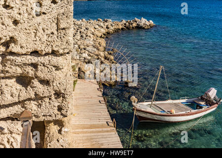Kleines Fischerboot in Rhodos, Griechenland Stockfoto