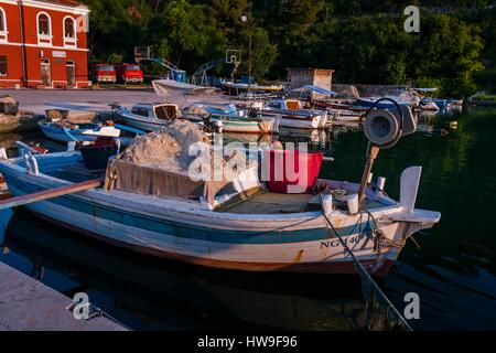 Novigrad in Dalmatien in Kroatien vertäut Angelboote/Fischerboote Stockfoto