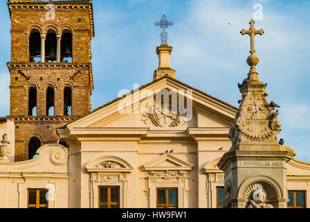 Die Basilika von St. Bartholomäus auf der Insel - Basilica di San Bartolomeo Gründung. Es beherbergt die Reliquien des Hl. Bartholomäus der Apostel. Rom, Laz Stockfoto