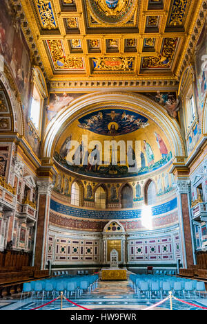 Die päpstliche Cathedra, Erzbasilika San Giovanni in Laterano, offiziell die Kathedrale von Rom. Rom, Lazio, Italien, Europa. Stockfoto