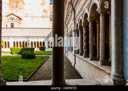 Kreuzgang des Klosters verbunden mit einer Cosmatesque-Dekoration. Erzbasilika San Giovanni in Laterano, offiziell die Kathedrale von Rom. Rom, Lazio, es Stockfoto