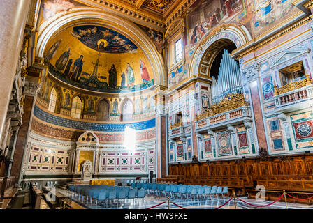 Die päpstliche Cathedra, Erzbasilika San Giovanni in Laterano, offiziell die Kathedrale von Rom. Rom, Lazio, Italien, Europa. Stockfoto