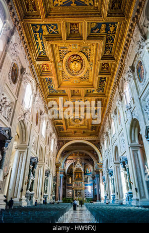 Hauptschiff der Erzbasilika San Giovanni in Laterano, offiziell die Kathedrale von Rom. Rom, Lazio, Italien, Europa. Stockfoto