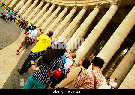 Bernini Kolonnade rund um St. Petersplatz. Der Staat der Vatikanstadt. Rom, Lazio, Italien, Europa. Stockfoto