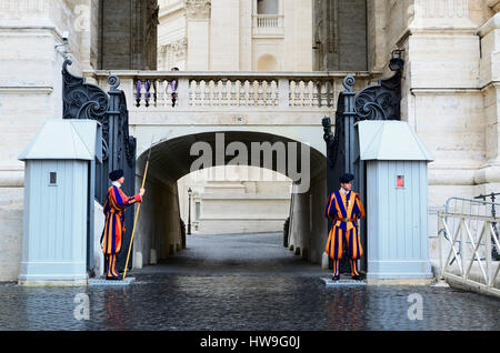 Päpstlichen Schweizergarde. Piazza San Pietro. Der Staat der Vatikanstadt. Rom, Lazio, Italien, Europa. Stockfoto