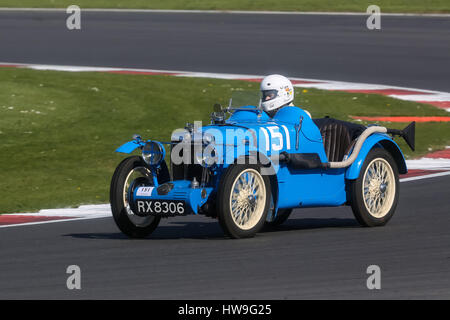 Aufgenommen in der Vintage Sports Car Club (VSCC) Frühling starten Sitzung in Silverstone am 18. April 2015 Stockfoto