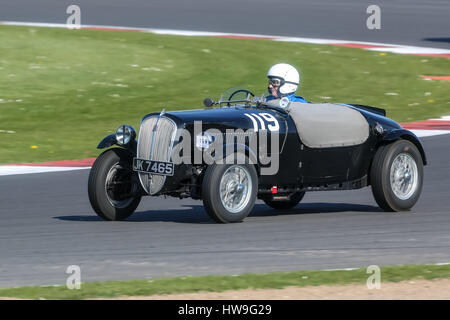 Aufgenommen in der Vintage Sports Car Club (VSCC) Frühling starten Sitzung in Silverstone am 18. April 2015 Stockfoto