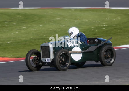 Aufgenommen in der Vintage Sports Car Club (VSCC) Frühling starten Sitzung in Silverstone am 18. April 2015 Stockfoto