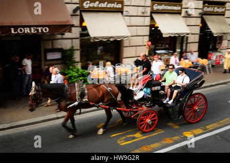 Pferdekutsche fahren Sie durch die Straßen Roms. Rom, Lazio, Italien, Europa. Stockfoto