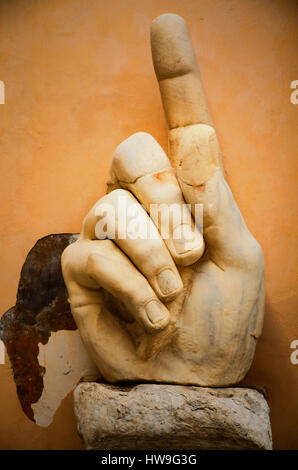 Fragmente einer riesigen Statue von Konstantin dem großen im Kapitolinischen Museum. Piazza del Campidoglio. Rom, Lazio, Italien, Europa Stockfoto