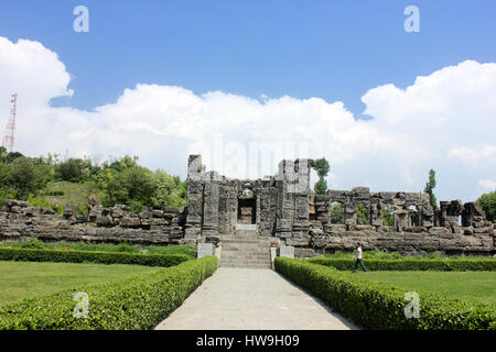 Anantnag, Indien. 10. Februar 2016. Garten in der Nähe von Ruinen, von der Martand Sonnentempel in Dorf Mattan des Bezirks Anantnag., ist ca. 65 km südlich von Srinagar, der Sommerhauptstadt von Kaschmir, Martand Sonne-Bügel eines der bedeutenden archäologischen Stätten in Kaschmir. Der Tempel wurde gebaut, um 500 n. Chr. um Surya (Sonne) Gott gewidmet werden und liegt nun in Trümmern. Bildnachweis: Muneeb Ul Islam/Pacific Press/Alamy Live-Nachrichten Stockfoto