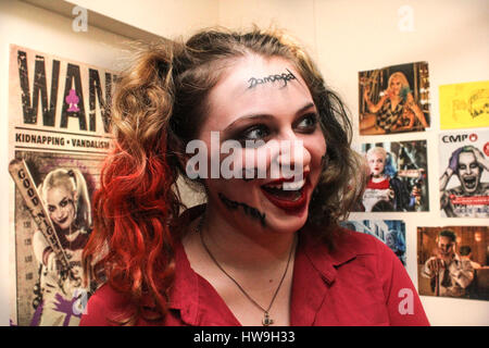 12.04.16, Pellet Street, Cardiff, Wales. In Wohnung flach 1502 Francesca Holz Alter 20, Cosplay als Comic-Figur "Harley Quinn". Stockfoto