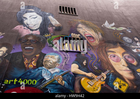 Die Wand zeigt Porträts von Rockstars wie Janis Joplin, Keith Richard, Mick Jagger, Morrison und die Türen, Jimy Hendrix, The Who, Pearl Jam, Dave G Stockfoto