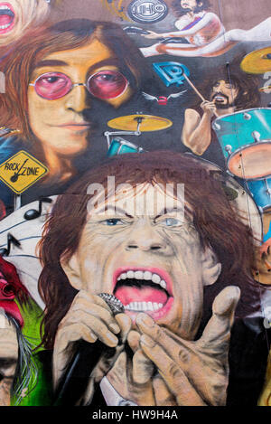 Graffiti mit klassischen Rock-Legenden Mick Jagger und John Lennon vor Restaurant-Bar "L'Unique", gemalt von ART4000, Basel, Schweiz. Stockfoto