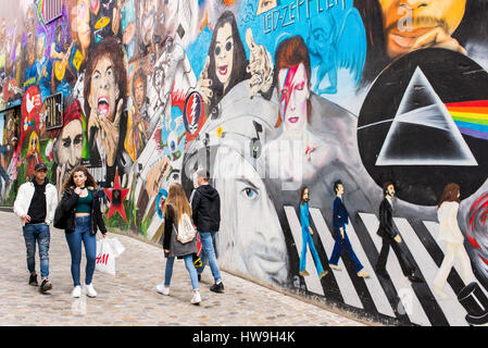 Die Wand zeigt Porträts von Rockstars wie Janis Joplin, Keith Richard, Mick Jagger, Morrison und die Türen, Jimy Hendrix, The Who, Pearl Jam, Dave G Stockfoto