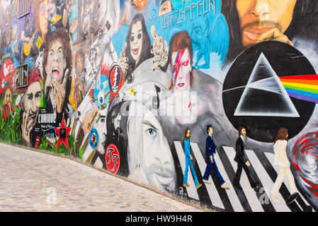 Die Wand zeigt Porträts von Rockstars wie Janis Joplin, Keith Richard, Mick Jagger, Morrison und die Türen, Jimy Hendrix, The Who, Pearl Jam, Dave G Stockfoto