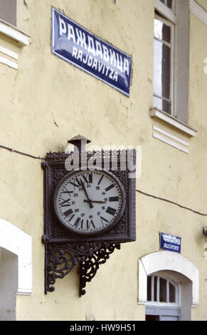 Uhrenbahnhof Razhdavitsa. Dorf Razhdavitsa, Region Kyustendil, Bulgarien Stockfoto