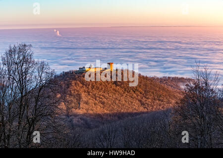 Zagreb unter den Wolken und Medvedgrad Stockfoto