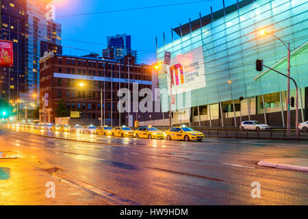 Melbourne, Australien - 27. Dezember 2016: Melbourne Taxi Autos in der Stadt in der Warteschlange für Passagiere Abholung in der Nähe von Crowne Plaza Hotel in der Nacht Stockfoto