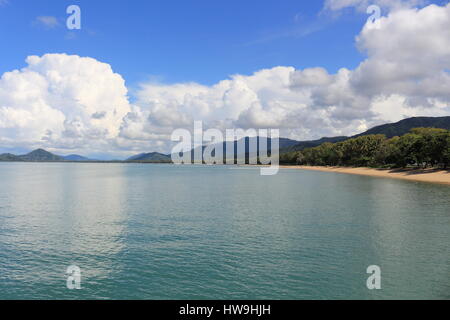 Palm Cove mit Wolken sammeln im Süden in Richtung Trinity Beach und Cairns über lange Sicht Stockfoto