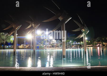 Cairns Esplanade Lagoon, der big Splash, patrouillierten durch Tag und sichere Meerwasser-Pool-Bereich mit seinen berühmten Metall Fisch-Skulpturen am Wasser Stockfoto