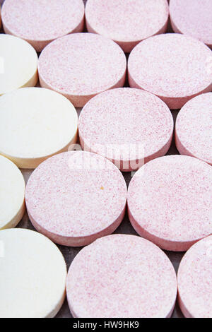 Stapel von Vitamin-Mineral-Ergänzung Brausetabletten Tabletten Muster Textur. Multivitaminpräparat Tablet. Wasserlösliche Vitamin. Sprudelnde Tablette. Stockfoto