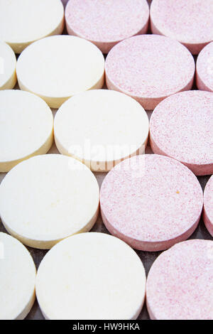 Stapel von Vitamin-Mineral-Ergänzung Brausetabletten Tabletten Muster Textur. Multivitaminpräparat Tablet. Wasserlösliche Vitamin. Sprudelnde Tablette. Stockfoto