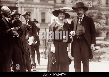 Albert Einstein und Frau Elsa vor dem Staat, Krieg und Marine building in Washington, D.C. während ihrer 1921-Reise in die Vereinigten Staaten. 1921 wurde Einstein den Nobelpreis für Physik erhielt. Stockfoto