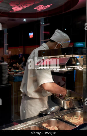 Sushi-Koch arbeitet in einem japanischen Sushirestaurant. Stockfoto