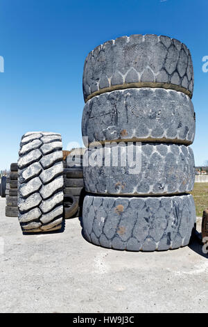 alte gebrauchte Bulldozer Reifen Stockfoto