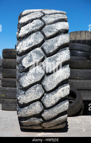 große gebrauchte Bulldozer Reifen Stockfoto