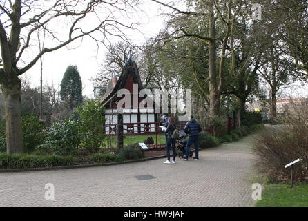 Stifte und Gehäusen im Artis-Zoo Amsterdam, Amsterdam, Niederlande. Besucher betrachten die Crested Makaken (Macaca Nigra) Stockfoto