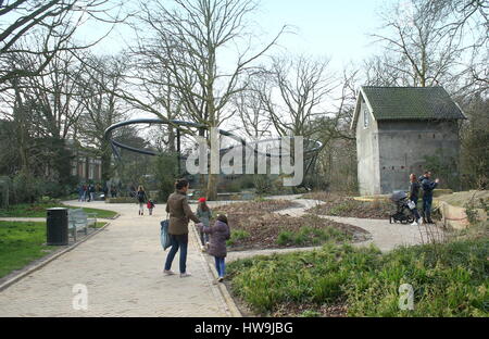 Stifte und Gehäusen im Artis-Zoo Amsterdam, Amsterdam, Niederlande. Im Hintergrund neue Jaguar Gehäuse eröffnet im Jahr 2017. Stockfoto