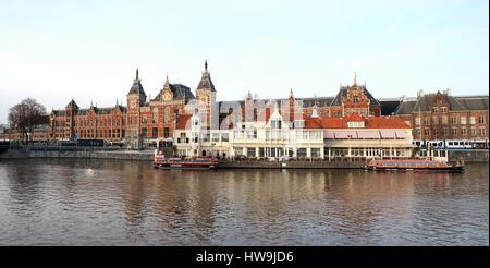 CS zum Hauptbahnhof Amsterdam im 19. Jahrhundert im neugotischen Stil. Amsterdam, Niederlande. Stich von zwei Bildern. Stockfoto