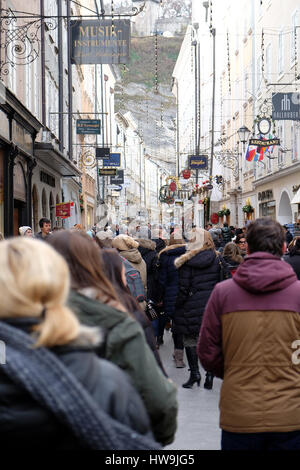 Viele Menschen besuchen die beliebte Street von Salzburg, der Getreidegasse vor Weihnachten. Salzburg, Österreich am 13. Dezember 2014. Stockfoto