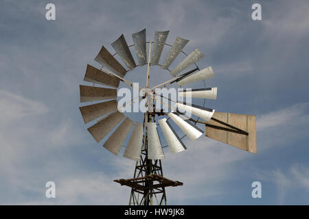 Ein Foto von einer australischen Outback-Windmühle. Die Aufnahme war an einem heißen Sommermorgen an einem sonnigen Tag mit blauem Himmel. Diese Metall-Windmühlen Stockfoto