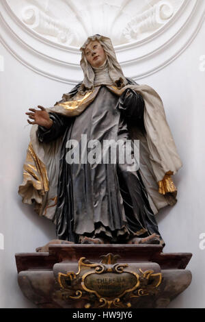 Die heilige Teresa, Altar in der Stiftskirche in Salzburg am 13. Dezember 2014. Stockfoto