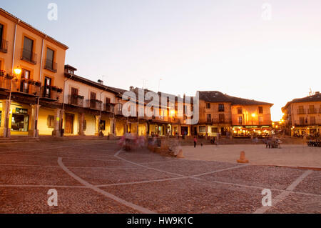 Der Hauptplatz in der Abenddämmerung. Riaza, Segovia Provinz Kastilien-Leon, Spanien. Stockfoto