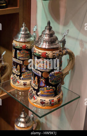 Dekorative Keramik Bierkrug, Souvenir-Shop-Fenster, Salzburg, Österreich am 13. Dezember 2014. Stockfoto